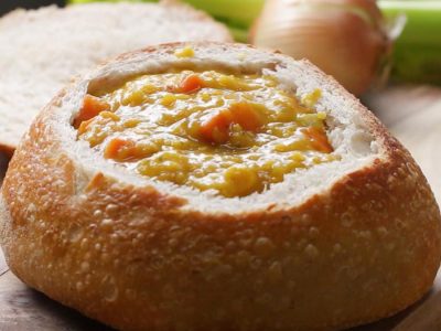 سوپ سبزیجات در کاسه نان