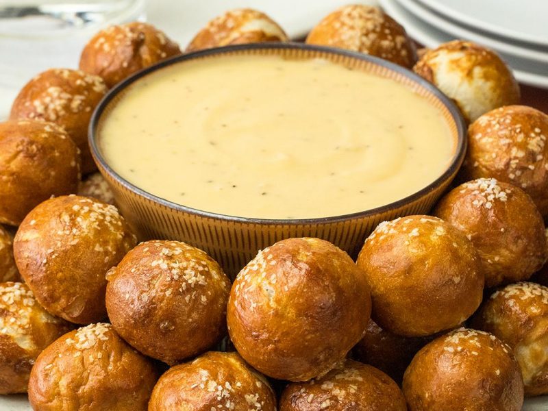 نان پرتزل(pretzel) با سس پنیر چدار