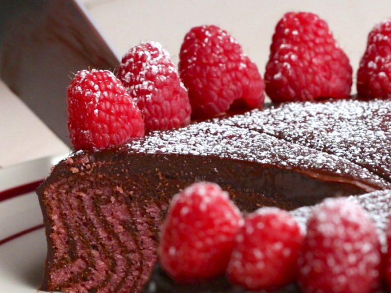 کیک شکلاتی راه راه (Chocolate Raspberry Zebra Cake)